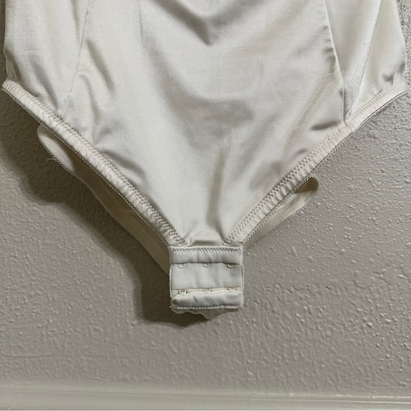 MAIDENFORM Ultra-Firm Body Shaper With Built-In Underwire Bra - Picture 3 of 11